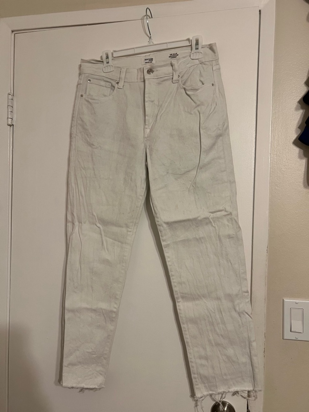 White High-Waist Straight Jeans